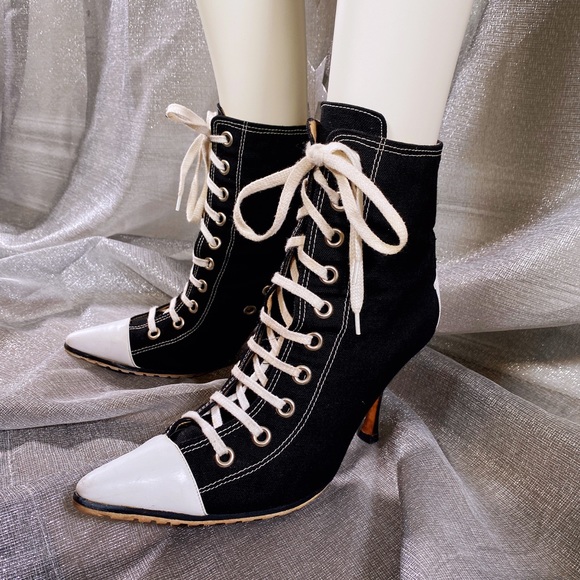 ♥️SOLD♥️MANOLO BLAHNIK Classic Black & White Logo EUC Sneaker 4” Heel Booties 39 - Picture 3 of 17